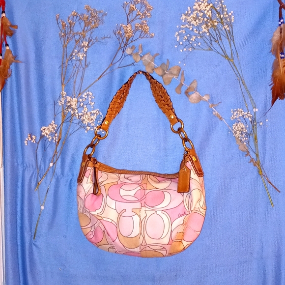 Coach Purse~Pretty in Pink~100%Leather SKU-NΒ°-M0768-11905 - Picture 1 of 8